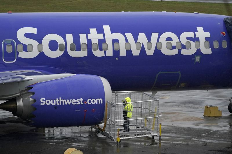 En arbejder inspicerer en motor på en Boeing 737 Max 8 bygget for Southwest Airlines i Renton Municipal Airport i Renton, Washington, i november 2020.