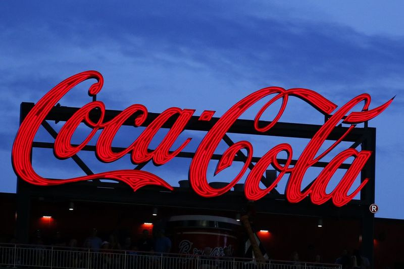 Billboard Coca-Cola je zobrazený nad ľavým poľom v SunTrust Park počas bejzbalového zápasu v Atlante.