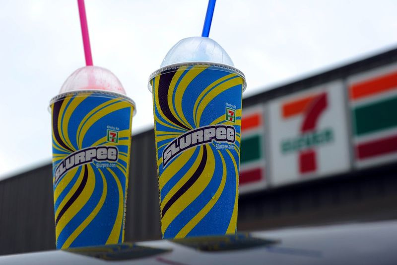 Μια εικονογράφηση του Two, 7-Eleven Slurpee