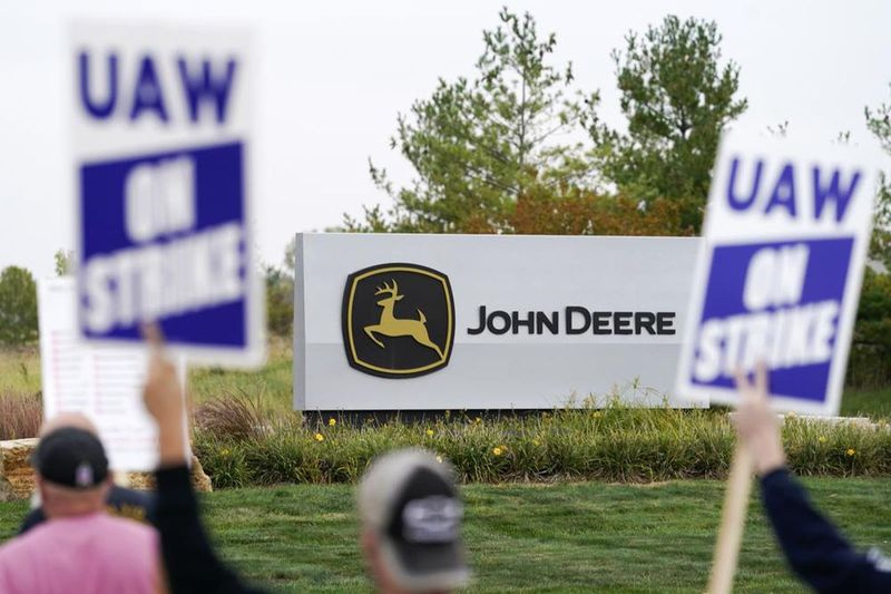 United Auto Workers union sa at 61 % av medlemmene godkjente avtalen med traktorprodusenten Deere & Co. på deres tredje stemme, selv om dette tilbudet var slående likt et som 55 % av arbeiderne avviste for to uker siden.