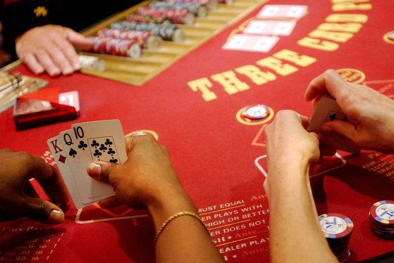 Spillere spiller poker med tre kort på Majestic Star Casino i Gary i 2004. Kasinoudviklere vil lave deres sidste pitches næste måned for licenser i Waukegan og Chicagos sydlige forstæder