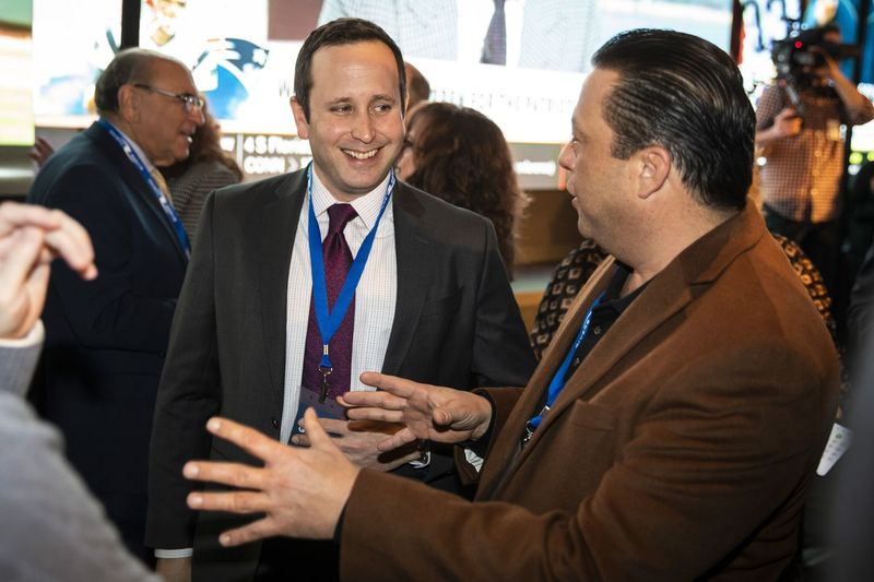 Statsrepræsentant Bob Rita (til højre) chatter med Marcus Fruchter, administrator af Illinois Gaming Board, under den offentlige åbning af BetRivers Sportsbook i Des Plaines i marts 2020.