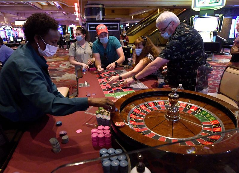 Gæster spiller roulette på Excalibur Hotel & Casino i Las Vegas sidste år. Kasinoudviklere vil lave deres sidste pitches næste måned for licenser i Waukegan og Chicagos sydlige forstæder.