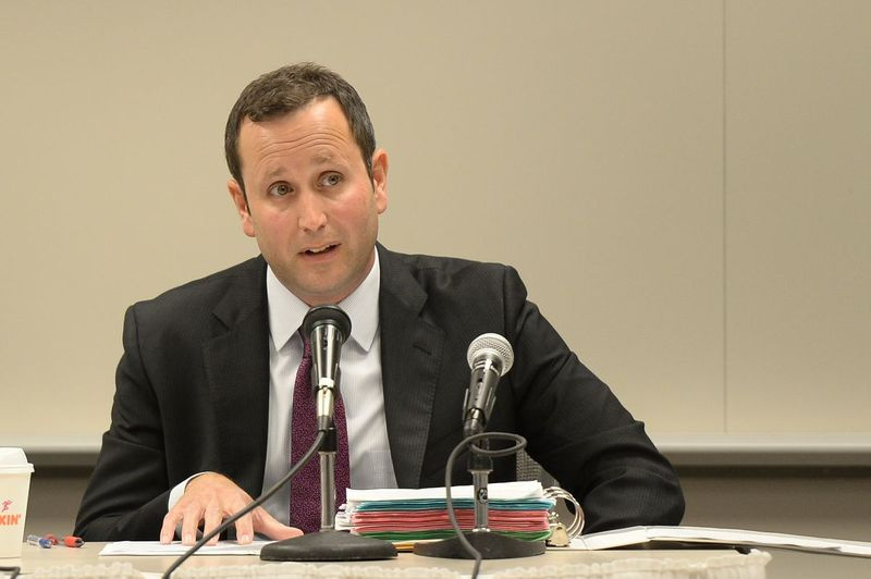 El administrador de la Junta de Juego de Illinois, Marcus Fruchter, habla en una reunión de agosto de 2019.