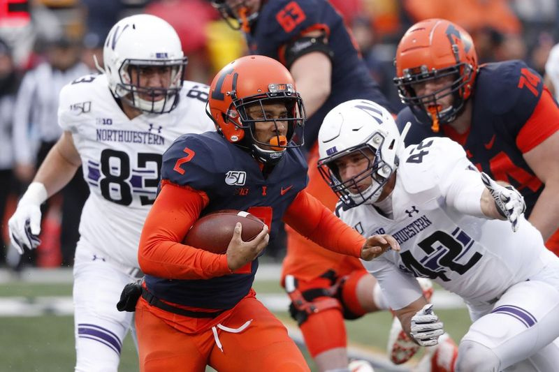 Futbalové tímy University of Illinois a Northwestern sa stretli na zápase v novembri 2019 v Champaign. Stávkujúci by mohli prvýkrát legálne staviť na univerzitnú atletiku v Illinois podľa zákona, ktorý bol schválený vo štvrtok.