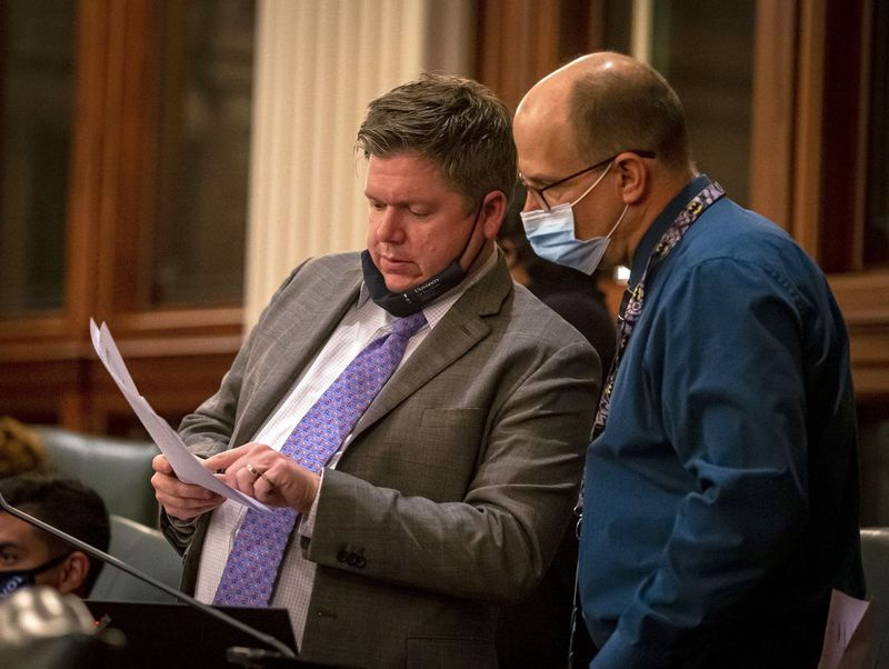 Štátny zástupca Michael Zalewski, D-Riverside (vľavo), na snímke v Springfielde počas jarného legislatívneho zasadnutia.