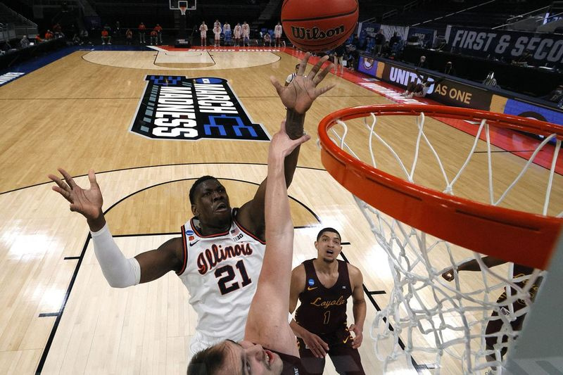 Kofi Cockburn (21) z Fighting Illini strieľa loptu proti Loyole Chicago Ramblers v zápase 2. kola basketbalového turnaja mužov NCAA 2021 začiatkom tohto roka v Indianapolise. Stávkujúci nesmeli staviť na hru v Illinois, no nový zákon by mohol toto pravidlo zmeniť.