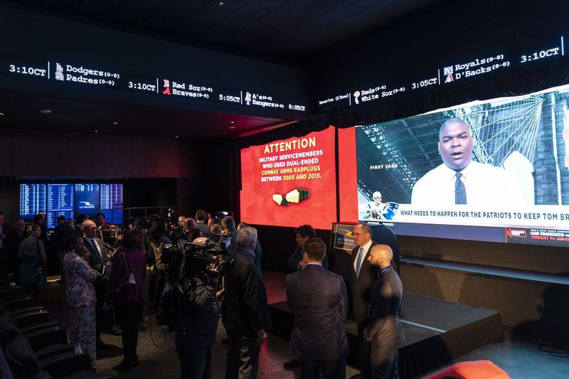 BetRivers Sportsbook, den første fysiske spilleboken godkjent av Illinois Gaming Board, åpner for publikum på Rivers Casino i Des Plaines i mars i fjor.