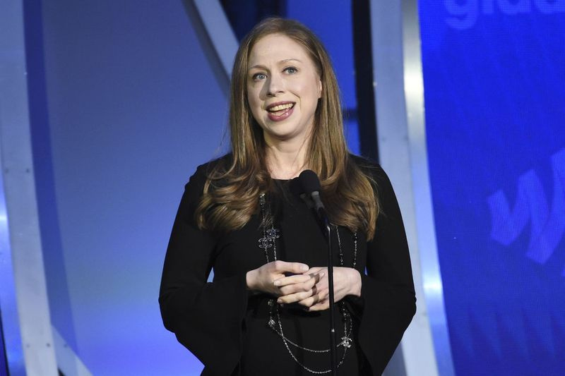 Chelsea Clinton talar vid den 30:e årliga GLAAD Media Awards i New York 2019.
