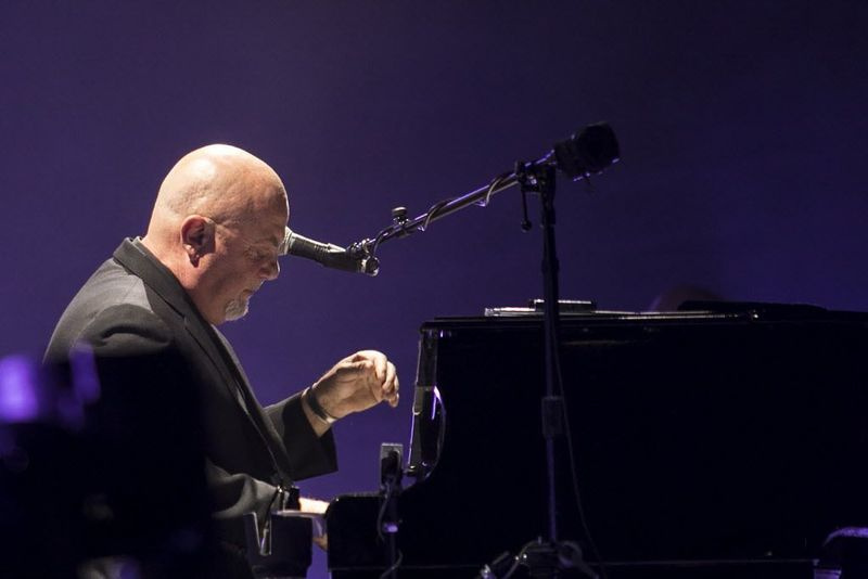 Billy Joel höll fast vid hitsen fredagskvällen den 11 augusti 2017 på Wrigley Field, där han återvände på konsert för fjärde året i rad. | Ashlee Rezin/Sun-Times