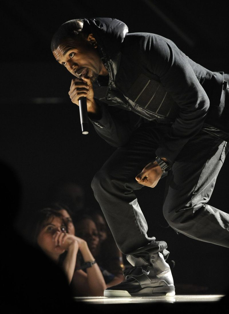 Os protótipos Nike Air Yeezy 1 usados ​​por West durante a apresentação de 2008 no Grammy Awards foram recentemente adquiridos pela plataforma de investimento social Rares.