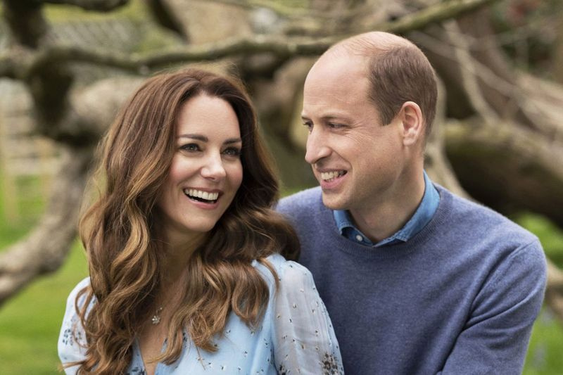 Le prince britannique William et Kate, duchesse de Cambridge, sont photographiés au palais de Kensington à Londres, en Angleterre.
