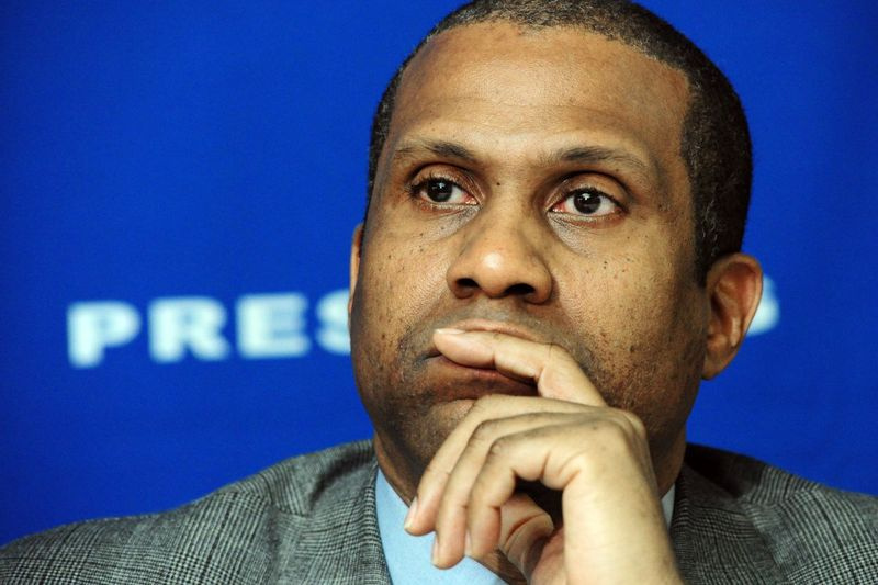 Tavis Smiley klausosi pranešėjų per 2012 m. renginį Nacionaliniame spaudos klube Vašingtone, D.C.