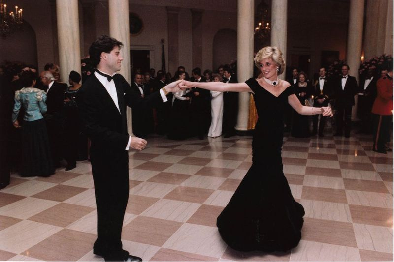 Igralec John Travolta pleše s princeso Diano na večerji v Beli hiši leta 1985.