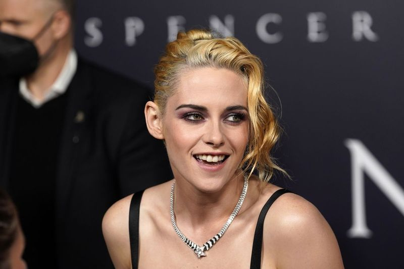 Kristen Stewart, stjärnan i Spencer, intervjuas vid oktoberpremiären av filmen på Directors Guild of America i Los Angeles.