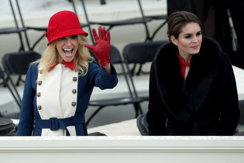 2017年1月20日、ワシントンD.C.で米国議会議事堂の西正面にいるトランプ顧問のケリーアンコンウェイ（左）とホープヒックス（写真提供：Alex Wong / Getty Images）