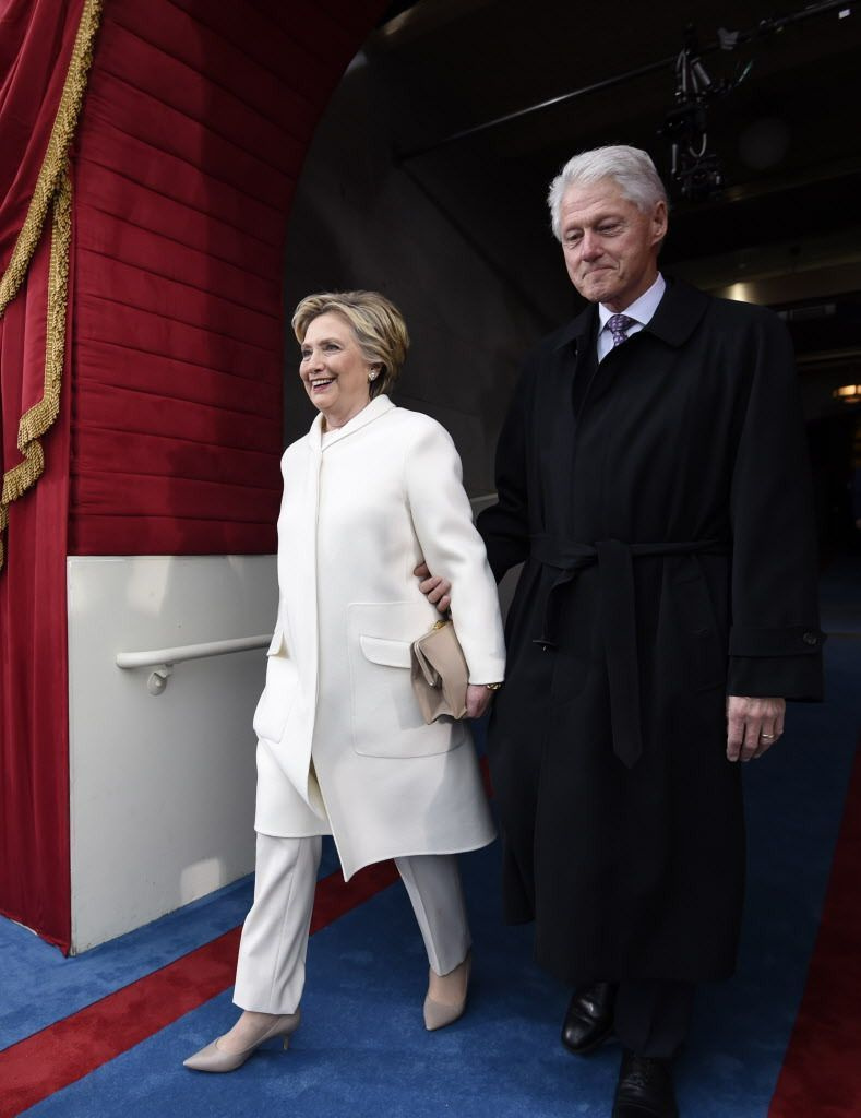 元米国大統領ビル・クリントンとファーストレディ・ヒラリー・クリントンが、2017年1月20日にワシントンD.C.で米国議会議事堂にドナルド・トランプ大統領就任式のために到着します（写真提供：Saul Loeb –プール/ゲッティ画像）