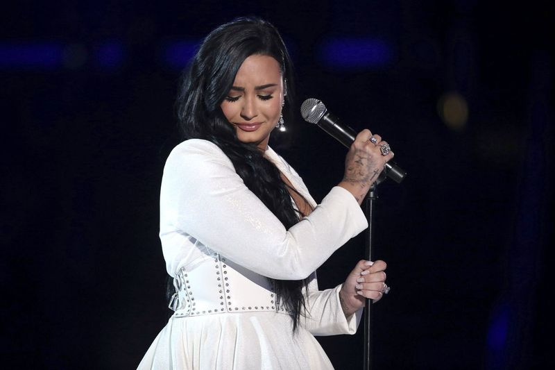 Demi Lovato optræder med Anyone ved den 62. årlige Grammy Awards i 2020 i Los Angeles. Lovato afslørede onsdag, at de identificerer sig som ikke-binære og ændrer deres pronominer, og fortalte fans, at beslutningen kom efter selvreflekterende arbejde.