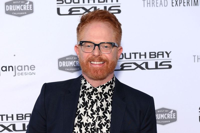 Jesse Tyler Ferguson comparece à estreia e à festa de exibição da série Extreme Makeover: Home Edition em 16 de fevereiro de 2020 em Torrance, Califórnia.