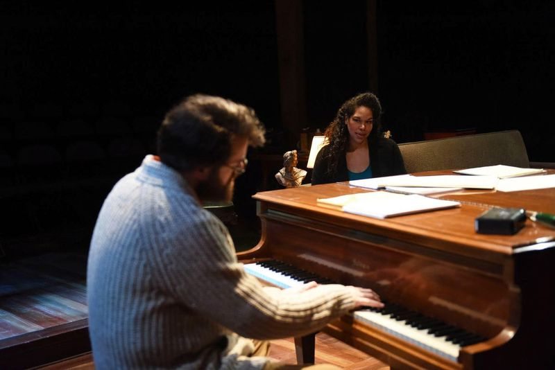 Austin Cook și Bethany Thomas în Marry Me a Little, revista Stephen Sondheim acum într-o producție Porchlight Music Theatre la Stage 773. (Foto: Brandon Dahlquist)