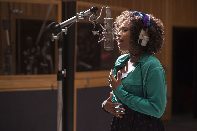 La aspirante a cantante Courtney Clarke (Jennifer Hudson) suelta su poderosa voz en esta escena de la comedia romántica de Netflix Sandy Wexler. | NETFLIX