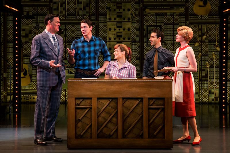 James Clow (från vänster), som Don Kirshner, Andrew Brewer som Gerry Goffin, Sarah Bockel som Carole King, Jacob Heimer som Barry Mann och Sarah Goeke som Cynthia Weil i den nationella turnén av Beautiful – The Carole King Musical. | Matthew Murphy