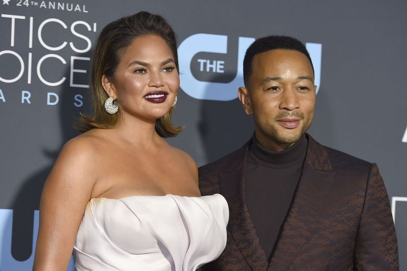 Chrissy Teigen e John Legend chegam à 24ª edição do Critics ’Choice Awards em 2019, em Santa Monica, Califórnia.