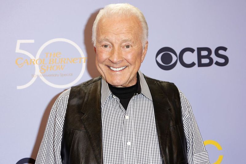 Lyle Wagoner anländer till The Carol Burnetts 50-årsjubileumsspecial i Los Angeles.