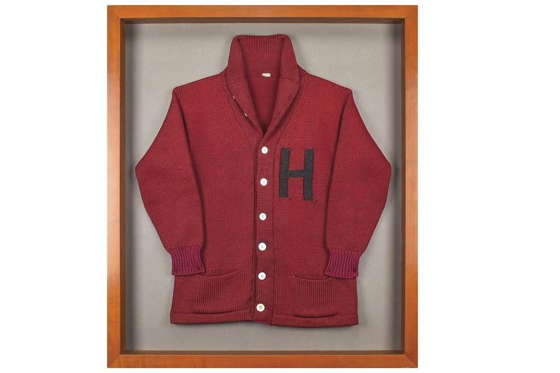 Ta fotografija, ki jo je objavila RR Auction, prikazuje pulover s pismom univerze Harvard, ki je nekoč pripadal nekdanjemu predsedniku Johnu F. Kennedyju, ki je bil ta teden na dražbi s strani dražbenega podjetja s sedežem v Bostonu.