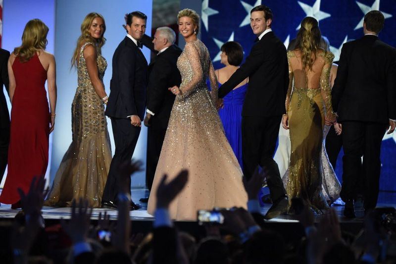 Von L nach R: Vanessa und Donald Trump Jr. und Ivanka Trump und Jared Kushner begrüssen die Menge nach dem Tanzen auf der Bühne während des Freiheitsballs im Walter E. Washington Convention Center am 20. Januar 2017 in Washington, DC. | ROBYN BECK/AFP/Getty Ima