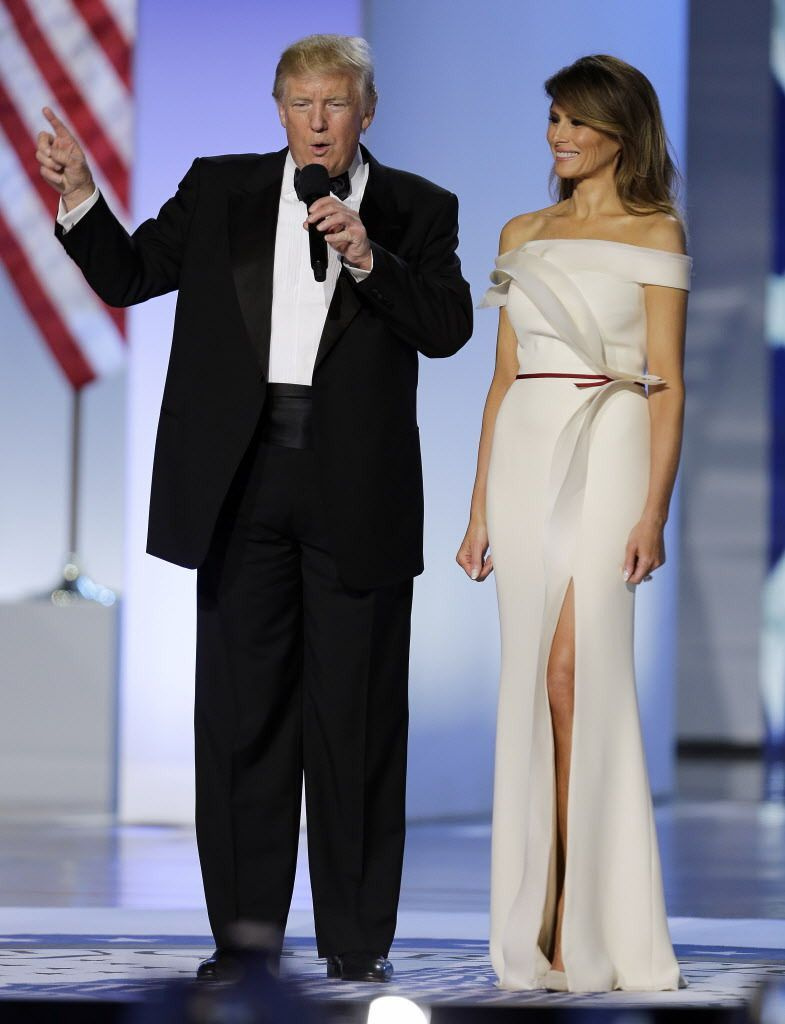 Präsident Donald Trump mit First Lady Melania kommt am Freitag, 20. Januar 2017, während der 58. Amtseinführung des Präsidenten beim Freedom Ball in Washington im Washington Convention Center an (AP Photo/Mark Tenally)