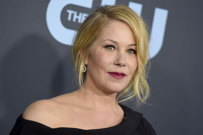 Η Christina Applegate αποκαλύπτει ότι έχει σκλήρυνση κατά πλάκας