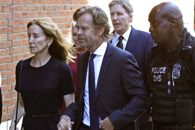 Η Felicity Huffman φτάνει στο ομοσπονδιακό δικαστήριο με τον σύζυγό της William H. Macy και τον αδελφό της Moore Huffman Jr. στη Βοστώνη