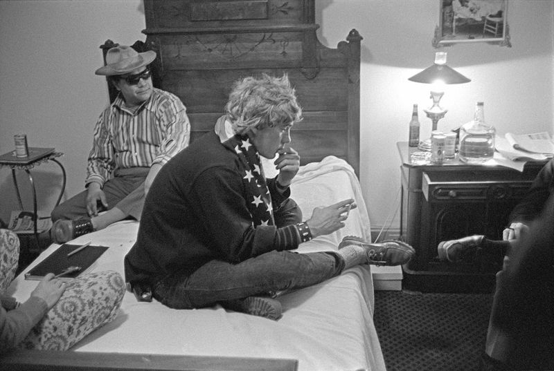 Esta foto de outubro de 1970 divulgada por Bob Krueger mostra Oscar Zeta Acosta (à esquerda) e Hunter S. Thompson no Hotel Jermone em Aspen, Colorado, para discutir a campanha de Thompson para se tornar xerife. | Foto da AP / cortesia de Bob Krueger