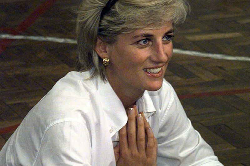 Dalam gambar fail Sabtu, 9 Ogos 1997 ini, Diana, Puteri Wales, duduk dan bercakap dengan ahli pasukan bola tampar Zenica yang mengalami kecederaan akibat lombong, semasa lawatannya ke Zenica, Bosnia. Bagi seseorang yang memulakan hidupnya dalam perhatian sebagai Shy Di, Puteri Diana menjadi seorang yang tidak mungkin, revolusioner selama bertahun-tahun di House of Windsor. Dia membantu memodenkan monarki dengan menjadikannya lebih peribadi, mengubah cara keluarga diraja berhubung dengan orang ramai.