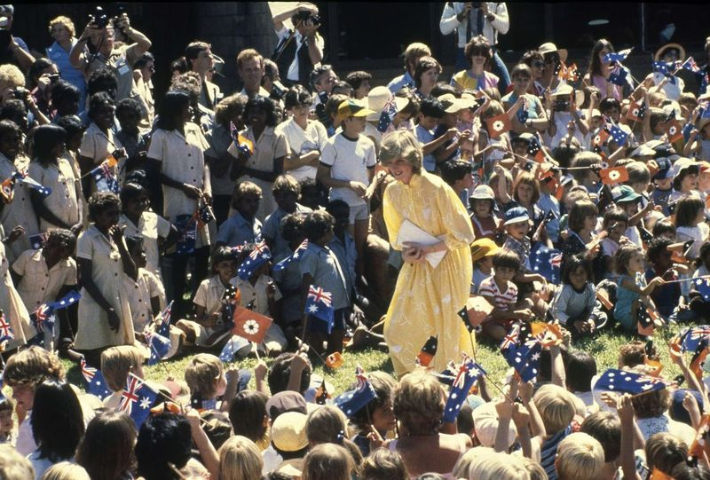 Dalam foto fail 21 Mac 1983 ini, Diana, Princess of Wales digambarkan di tengah-tengah sekumpulan besar pelajar sekolah semasa lawatannya ke Alice Springs, Australia.