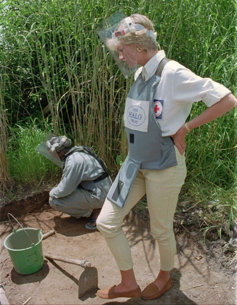 Dalam foto fail 15 Jan 1997 ini, Diana, Puteri Wales, memakai peralatan pelindung, menonton demonstrasi pembersihan periuk api di Huambo, tengah Angola, salah satu kawasan lombong paling padat di negara ini.