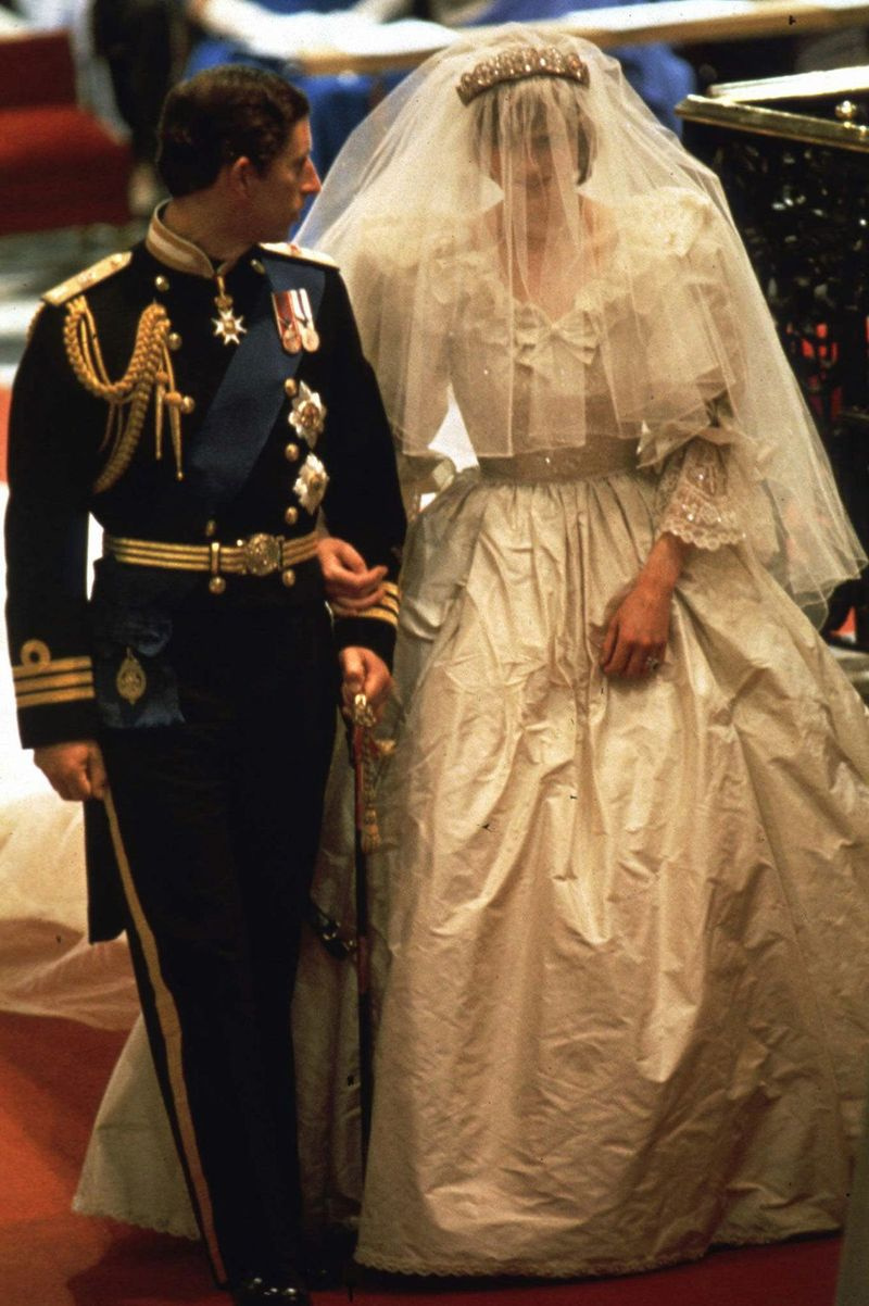 Lady Diana Spencer yang berusia dua puluh tahun berkahwin dengan Putera Charles, pewaris takhta British, pada 29 Julai 1981, di Katedral St. Paul di London.