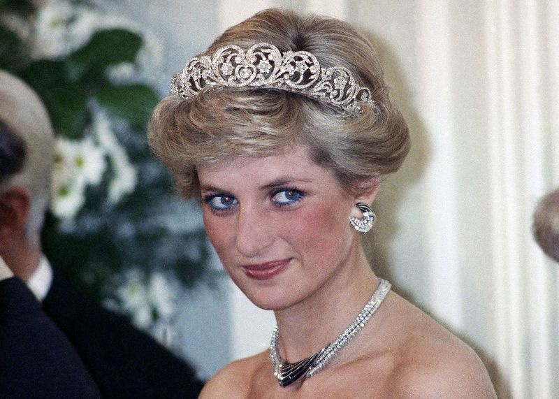 Dalam gambar fail Isnin, 2 November 1987 ini, Diana dari Britain, Puteri Wales, digambarkan semasa majlis resepsi malam yang diberikan oleh Presiden Jerman Barat Richard von Weizsacker sebagai penghormatan kepada tetamu Diraja British di Godesberg Redoute di Bonn, Jerman .
