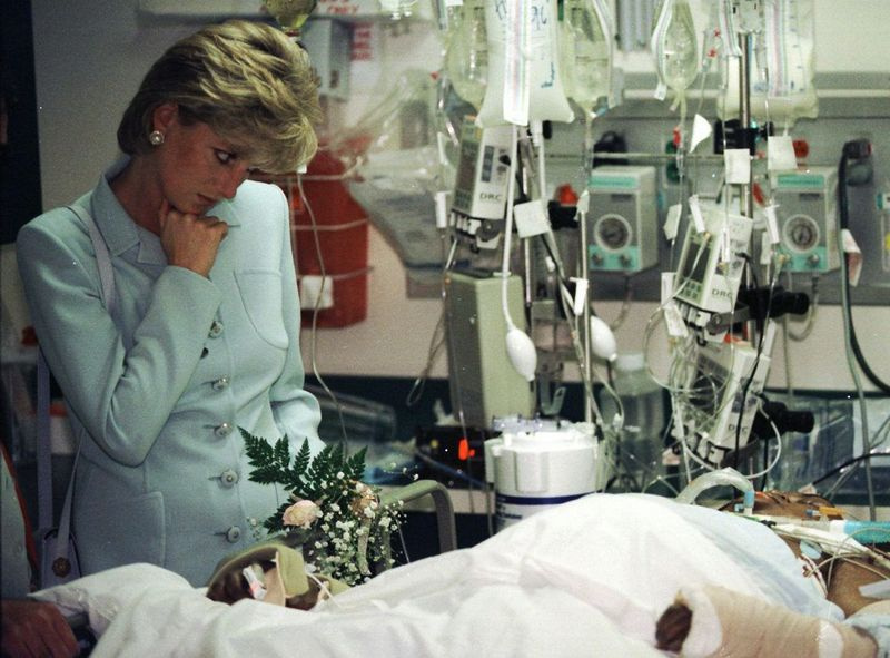 Dalam foto fail 5 Jun 1996 ini, Puteri Diana berhenti seketika di katil seorang lelaki yang cedera parah ketika dia melawat Hospital Cook County di Chicago.
