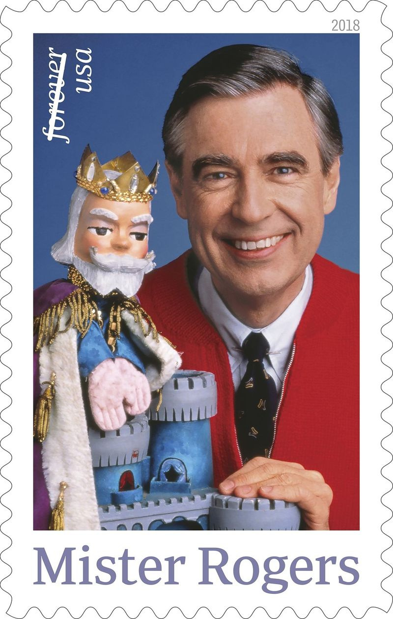 Cette image publiée par le United States Postal Service montre un timbre-poste mettant en vedette Fred Rogers de la série télévisée pour enfants PBS Mister Rogers