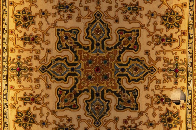 Ein Detail der Decke der Lobby des Avalon Regal Theatre.