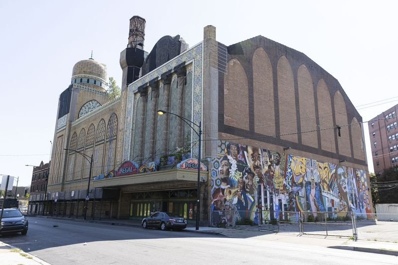 Das Festzelt und das Wandgemälde im Avalon Regal Theatre.