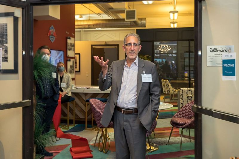 Jonathan Holtzman von City Club MDA Apartments in seiner Entwicklung am 63 E. Lake St.