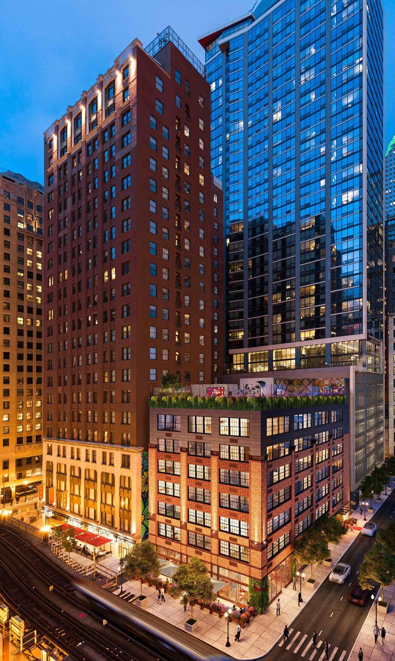 Die City Club MDA Apartments in 63 E. Lake St., mit einem siebenstöckigen Anbau, der mit dem höheren Gebäude von 1927 auf der linken Seite verbunden ist.