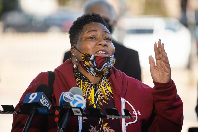 Ald. Jeanette Taylor (20.) spricht während einer Pressekonferenz in der Nähe der West 63rd Street und der South Lowe Avenue in Englewood am Dienstagmorgen, 29. September 2020.