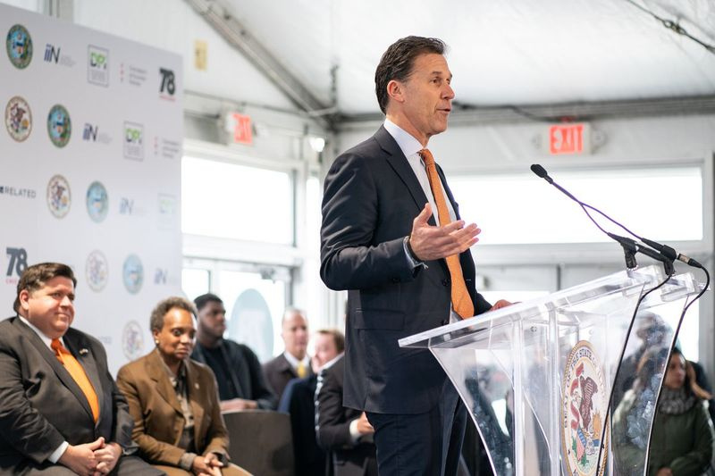 Curt Bailey, Präsident von Related Midwest, spricht auf einer Veranstaltung im Februar 2020, in der die Investition der University of Illinois in den Standort South Loop, bekannt als The 78, angekündigt wird. Gouverneur J.B. Pritzker und Bürgermeisterin Lori Lightfoot sehen zu.