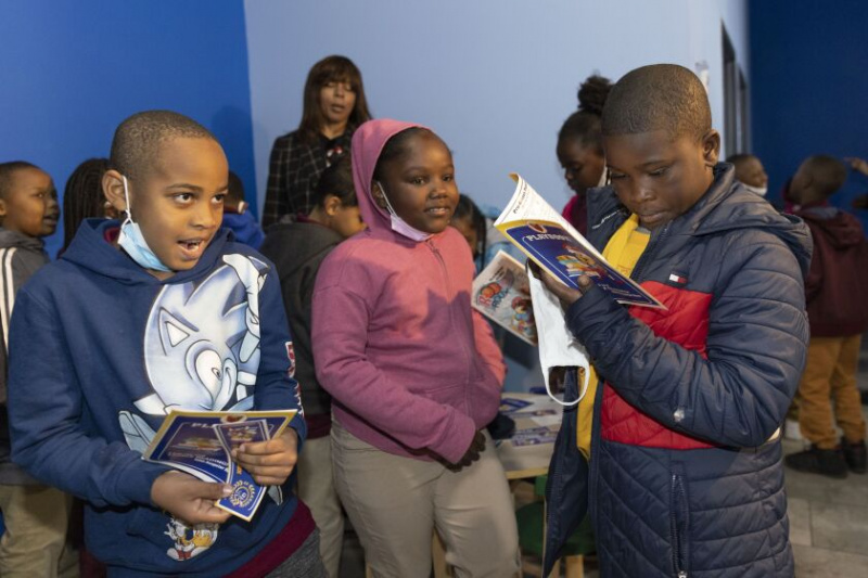  I bambini raccolgono libri durante l'inaugurazione della stazione di servizio The Roux al 7051 S. Western Ave. a Chicago Lawn giovedì 29 settembre 2022.