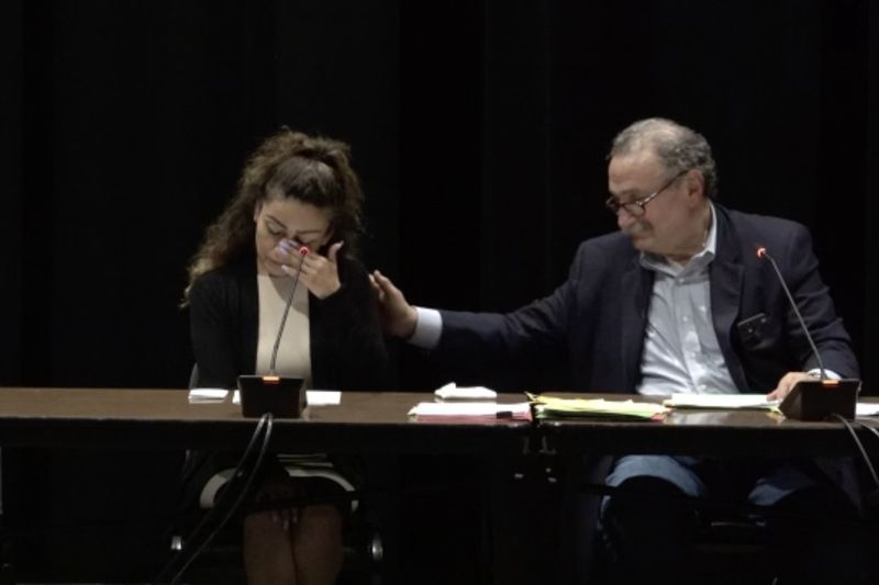 Matka Adama Toleda, ktorého zastrelila a zabila chicagská policajná dôstojníčka Betty Toledo, sa 11. augusta v Potosi High School Livens Auditorium rozplakala, keď hovorila na stretnutí radnice v meste Potosi v štáte Wisconsin o Adamovom mieste.