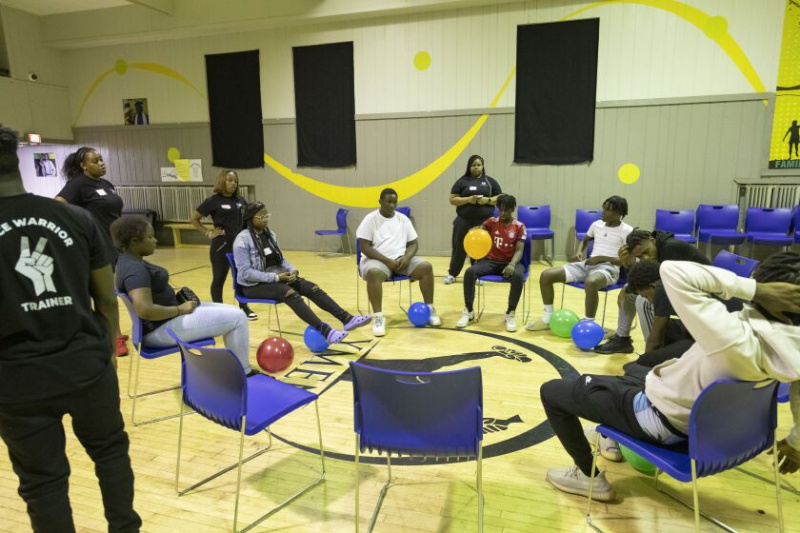   Los miembros de Peace Warriors organizaron un taller para ayudar a capacitar a nuevos estudiantes el mes pasado. Los miembros usan globos atados a sus tobillos para jugar un juego de quién puede hacer estallar el globo primero. Los Guerreros de la Paz utilizan principios de no violencia desarrollados por Martin Luther King como una forma de lidiar con los problemas de la comunidad que afectan a muchos de los estudiantes de North Lawndale.